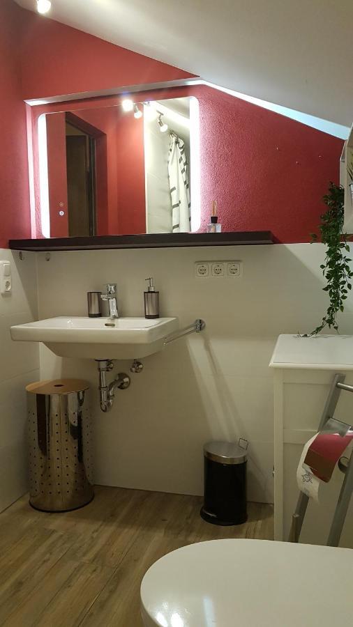 Kleine Gemuetliche Mansardenwohnung Im Suedosten Muenchens Assling Bagian luar foto