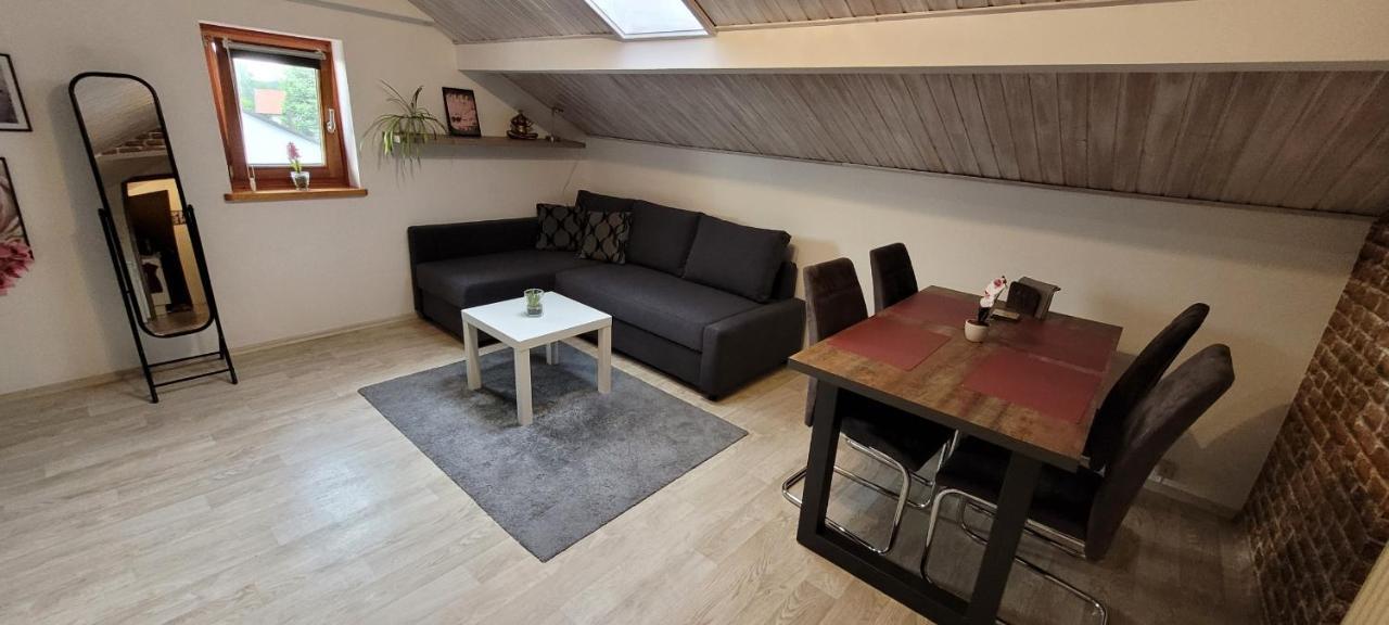 Kleine Gemuetliche Mansardenwohnung Im Suedosten Muenchens Assling Bagian luar foto
