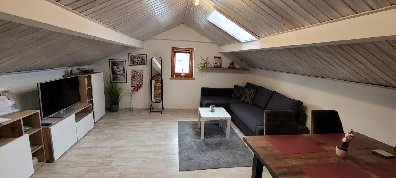 Kleine Gemuetliche Mansardenwohnung Im Suedosten Muenchens Assling Bagian luar foto
