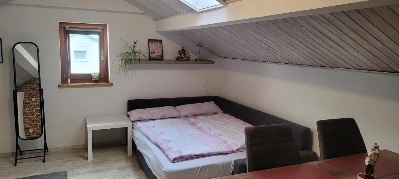 Kleine Gemuetliche Mansardenwohnung Im Suedosten Muenchens Assling Bagian luar foto