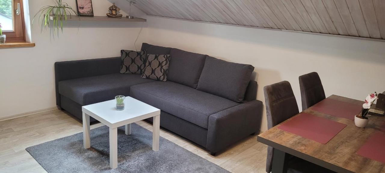 Kleine Gemuetliche Mansardenwohnung Im Suedosten Muenchens Assling Bagian luar foto